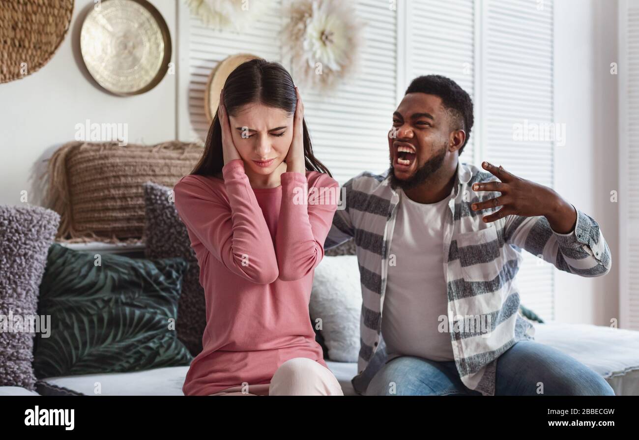 afroamerikanischer Ehemann schreit bei europäischer Frau Stockfoto