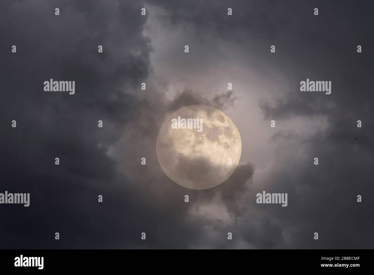 Bewolkter Himmel Mit Vollmond Stockfotos Und Bilder Kaufen Alamy