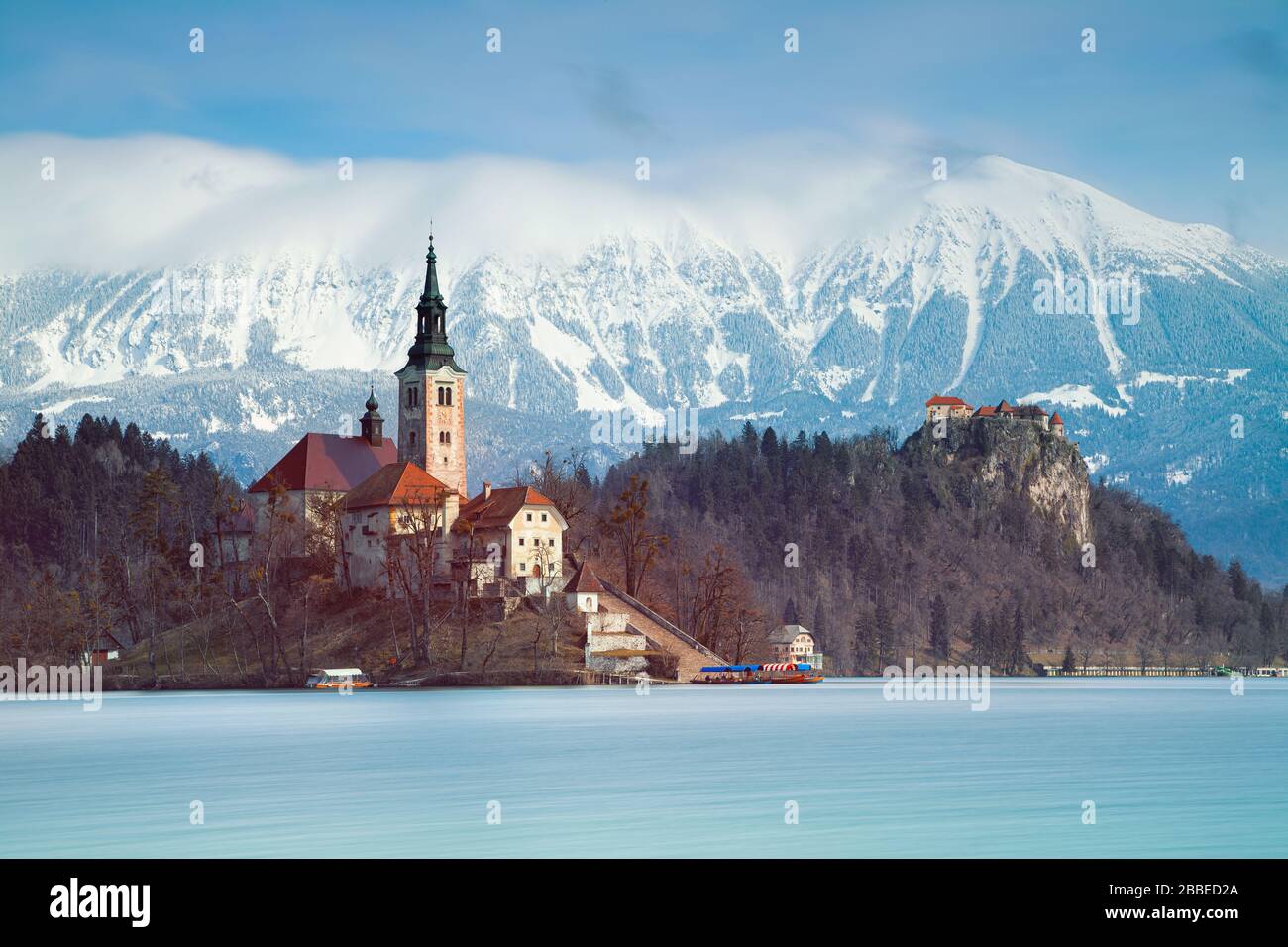 Bleder See, Slowenien. Bild von Lake Bled mit kleiner Bleder Insel während des Frühlingsaufgangs. Bled, Slowenien, Europa. Stockfoto
