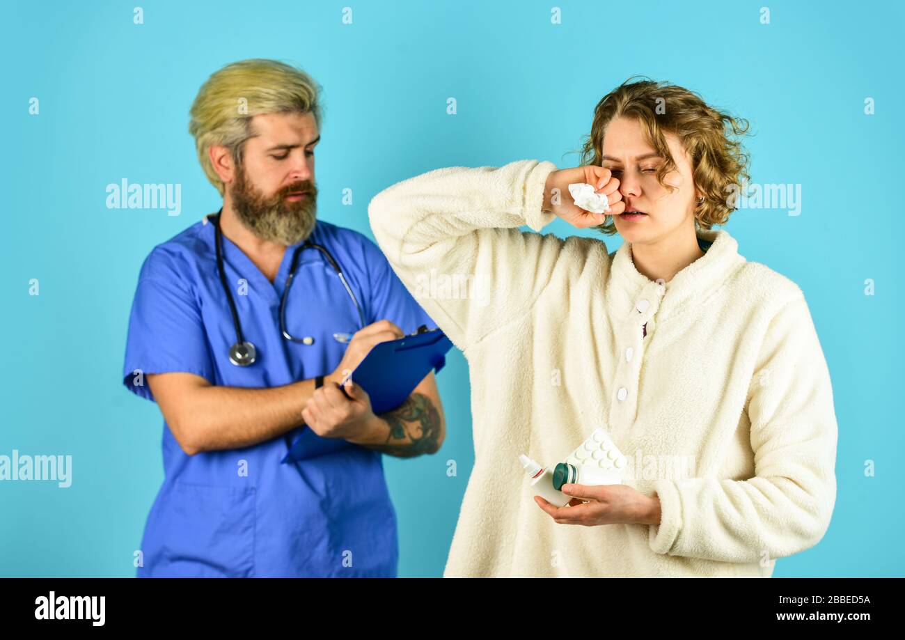 So schlecht fühlen. Gesundheitswesen und Medizin. Arzt und Patient diskutieren über die Behandlung. Beratung zur Diagnose der Krankheit. Arzt- und Patientenbesprechung im Krankenhaus. Medizinisches Fachpersonal. Stockfoto