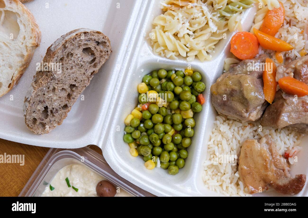 Frische und köstliche Speisen mit Fleisch, Reis und Gemüse auf einer Plastikbox Stockfoto