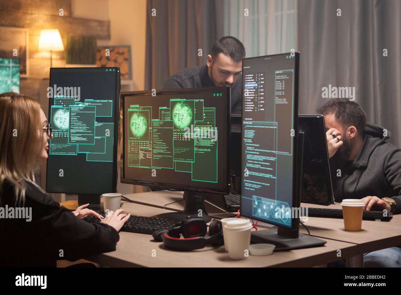 Hackerinnen mit ihrem Team von Cyber-Terroristen, die ein gefährliches Virus zum Angriff auf die Regierung machen. Stockfoto