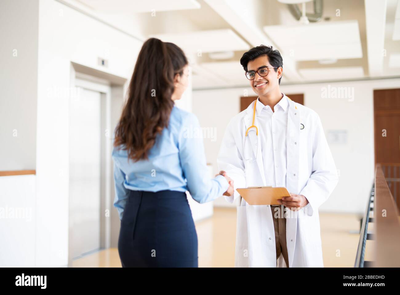 Ein Arzt begrüßt einen Patienten Stockfoto