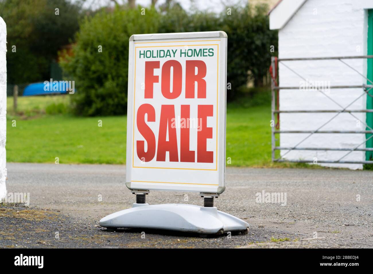 Plakatpflasterschild mit der Aufschrift "Holiday Homes for Sale" in Newport, Pembrokeshire. Wales. GROSSBRITANNIEN Stockfoto