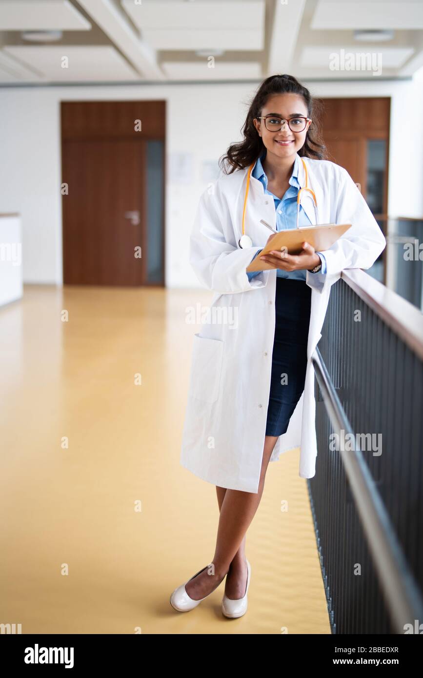 Junge Ärztin in einem Krankenhaus Stockfoto