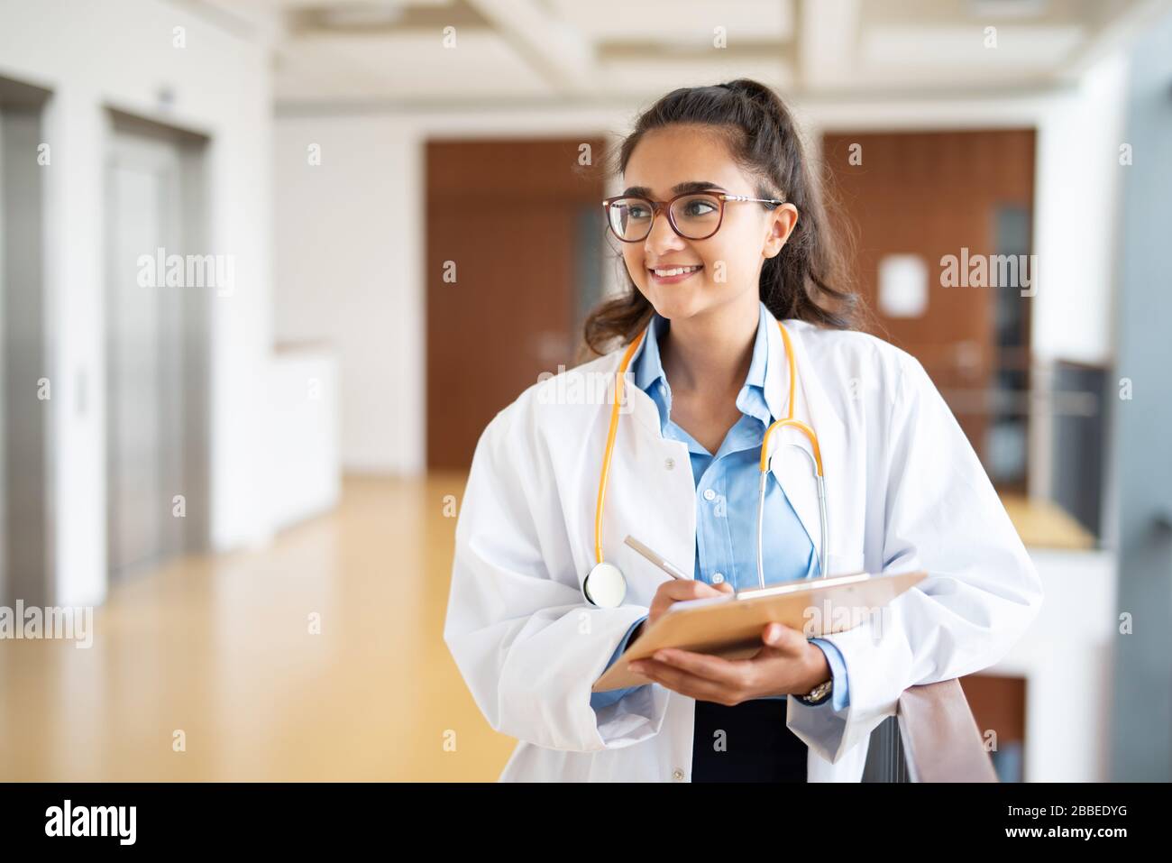 Junge Ärztin in einem Krankenhaus Stockfoto