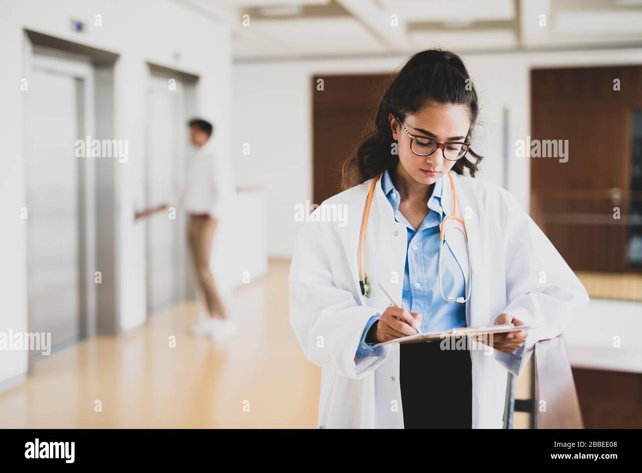 Junge Ärztin in einem Krankenhaus Stockfoto