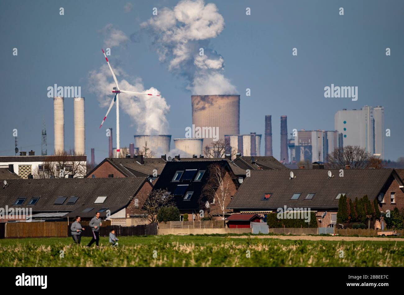 Panoramasicht über das Dorf Berrendorf-WŸllenrath, gehört zu Elsdorf, zum Braunkraftwerk Neurath der RWE Power AG, Deutschland, Stockfoto