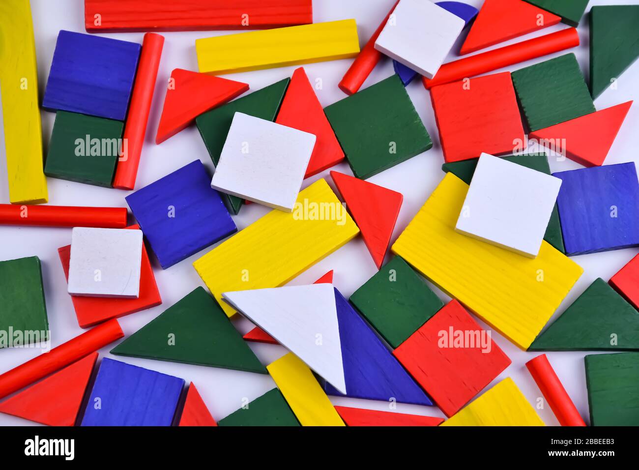 Mehrfarbigen Hintergrund von kleinen geometrischen Figuren in verschiedenen hellen Farben Stockfoto