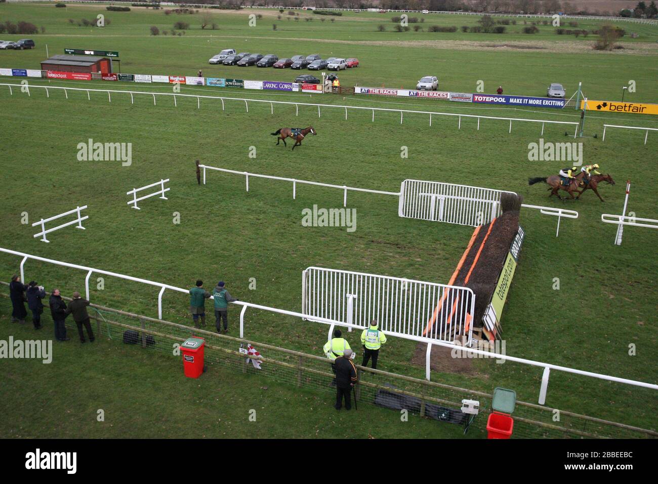 Rennsieger Cross of Honor, der von Richard Johnson (FAR) vor Frontier Spirit geritten wurde, der von Sam Twiston-Davies geritten wurde, während sie sich dem Ziel nähern Stockfoto
