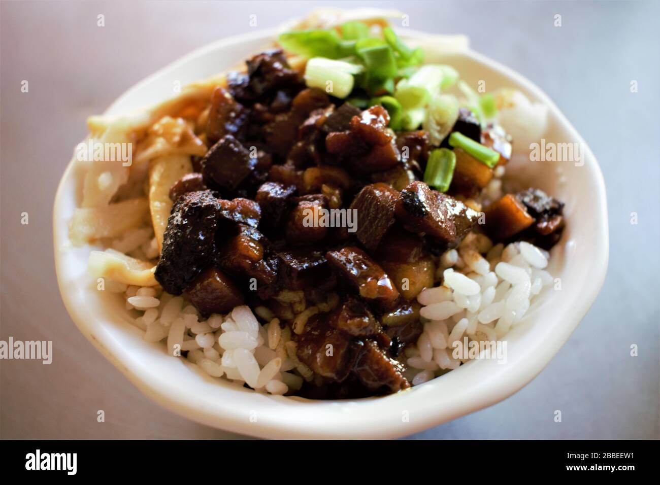 Taiwanesisches Gericht Lu Rou Fan, gehackter Schweinefleischreis, geschmorter Schweinefleischreis Stockfoto