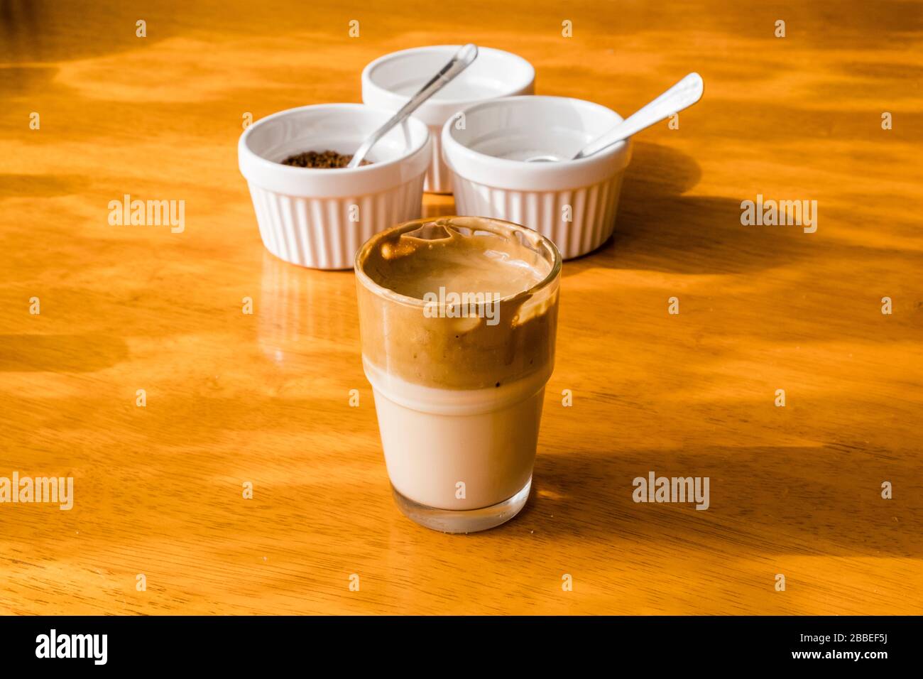 Dalgona Coffee, TikTok Trending Drink, mit Zutaten - Kaffee, Zucker und Wasser. Stockfoto