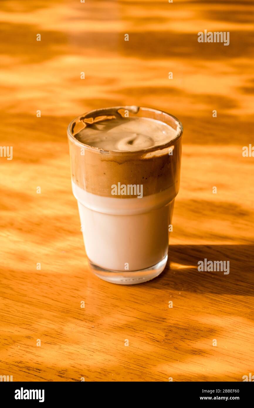 Dalgona Coffee, TikTok Trendergetränk. Stockfoto