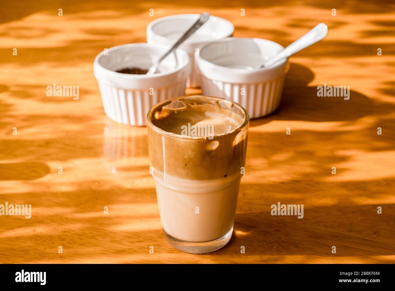 Dalgona Coffee, TikTok Trending Drink, mit Zutaten - Kaffee, Zucker und Wasser. Stockfoto