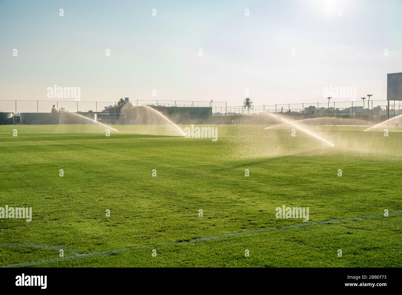 Bewässerung des Fußballfeldes vor dem Spiel Stockfoto