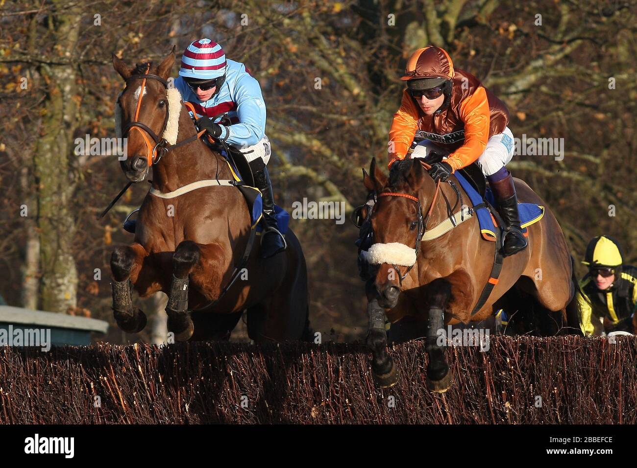 Otage de Brion von Sam Whaley-Cohen (R) im Springreiten während des Neujahrsrennens bei Fakenham Handicap Chase geritten Stockfoto