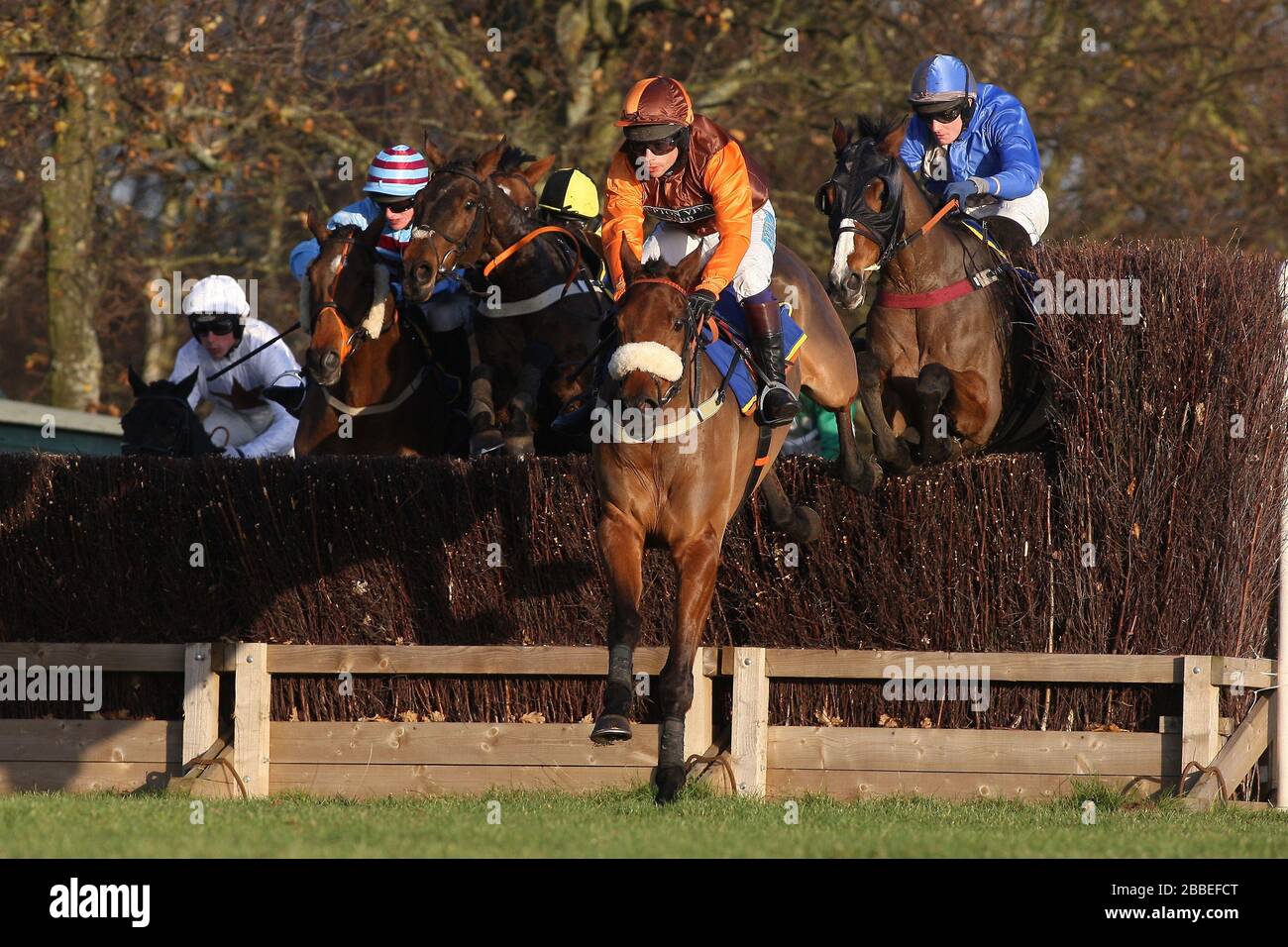 Otage de Brion von Sam Whaley-Cohen (C) im Springreiten während des Neujahrsrennens bei Fakenham Handicap Chase geritten Stockfoto