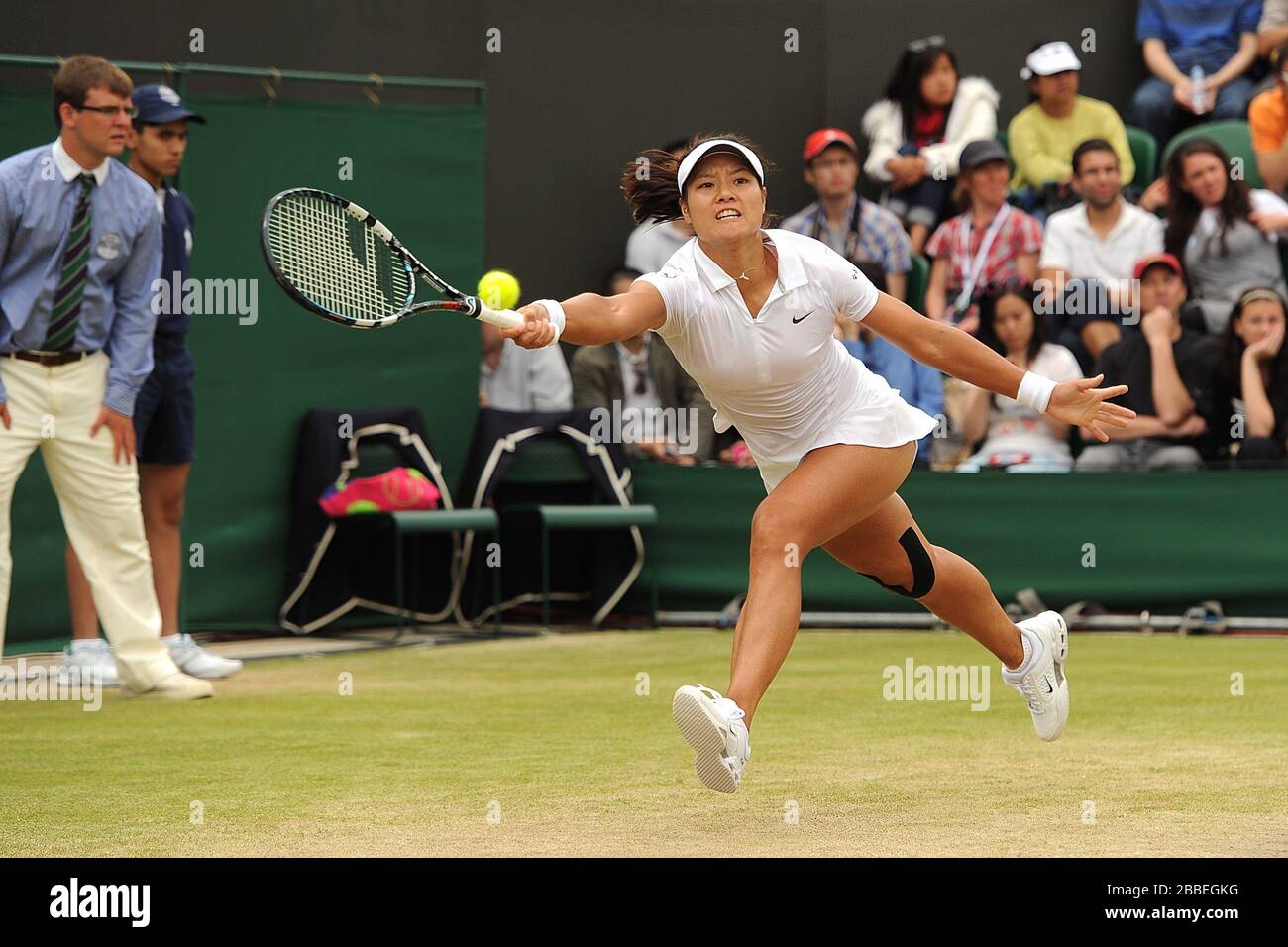 Chinas Na Li im Einsatz gegen Italiens Roberta Vinci am siebten Tag der Wimbledon Meisterschaften im All England Lawn Tennis and Croquet Club, Wimbledon. Stockfoto