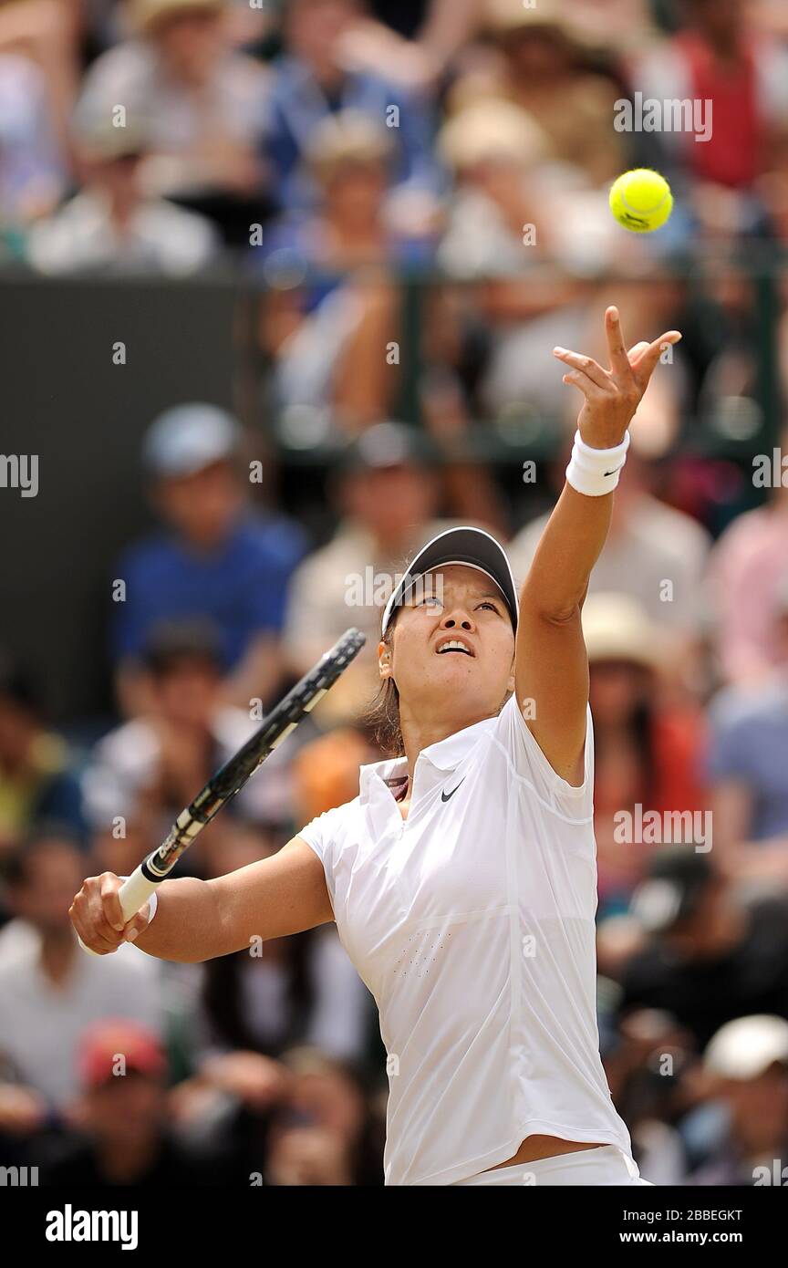 Chinas Na Li dient während ihres Spiels gegen Italiens Roberta Vinci am siebten Tag der Wimbledon Meisterschaften im All England Lawn Tennis and Croquet Club, Wimbledon. Stockfoto