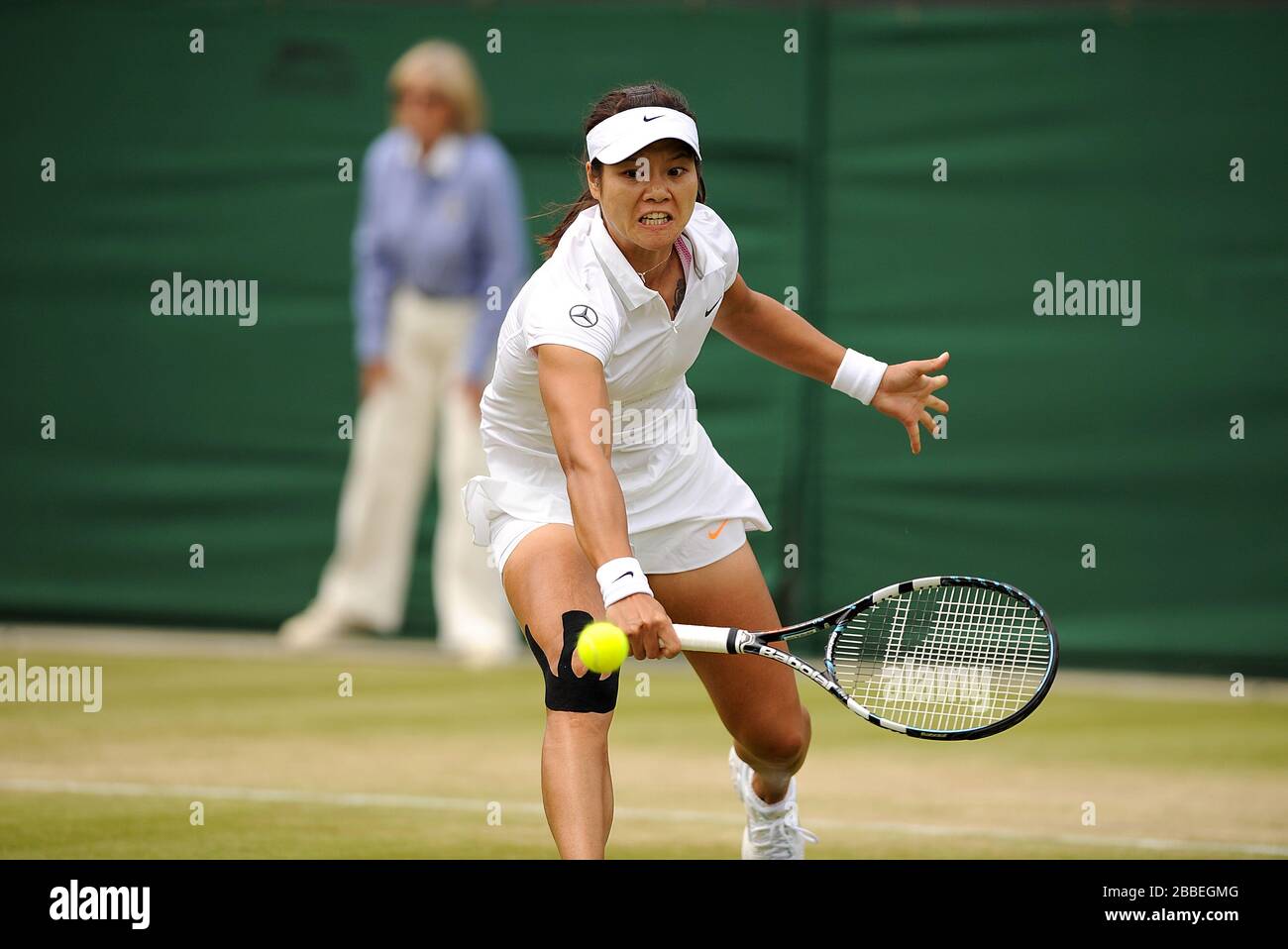 Chinas Na Li im Einsatz gegen Italiens Roberta Vinci am siebten Tag der Wimbledon Meisterschaften im All England Lawn Tennis and Croquet Club, Wimbledon. Stockfoto