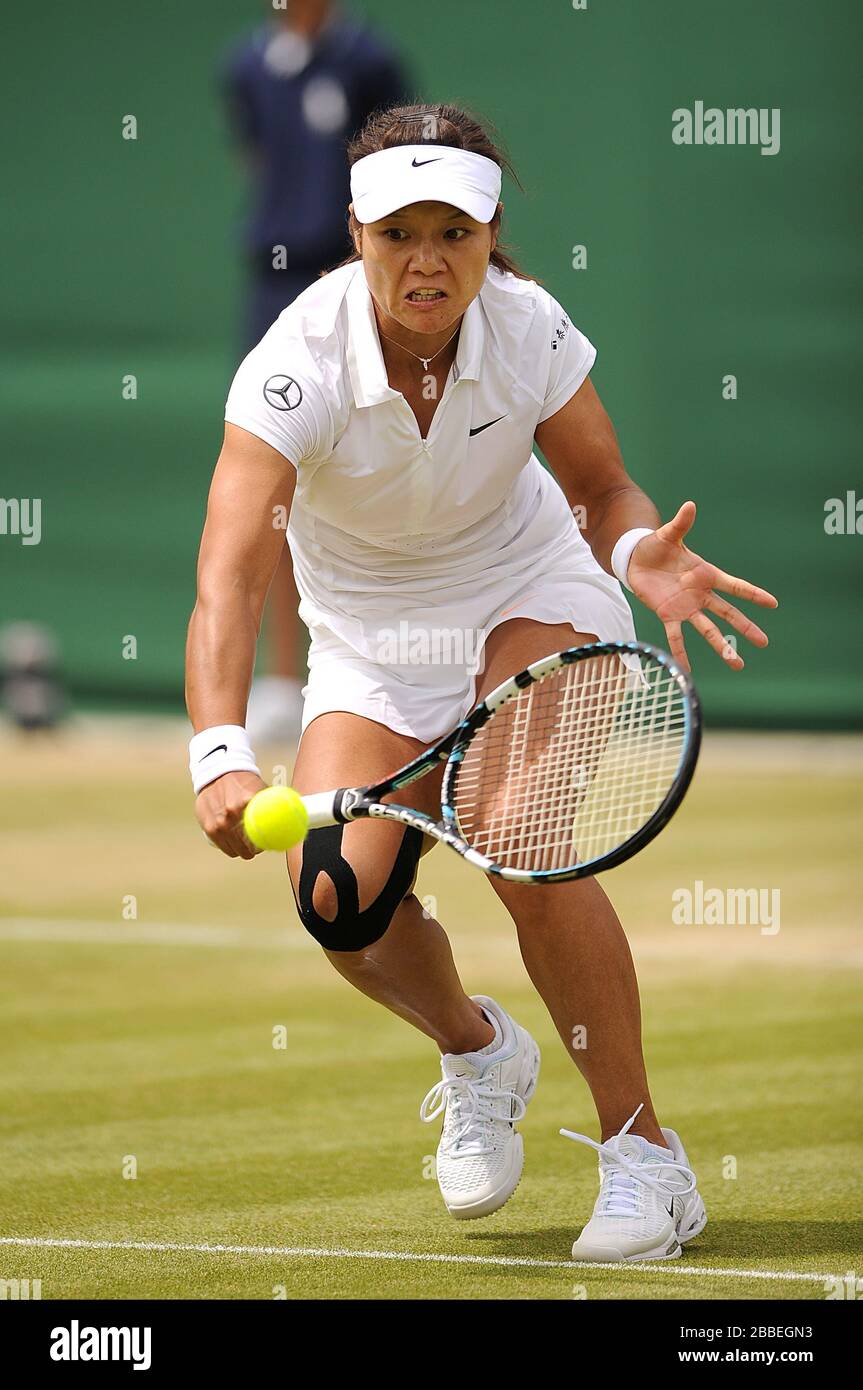 Chinas Na Li im Einsatz während ihres Spiels gegen Italiens Roberta Vinci am siebten Tag der Wimbledon Meisterschaften im All England Lawn Tennis and Croquet Club, Wimbledon. Stockfoto