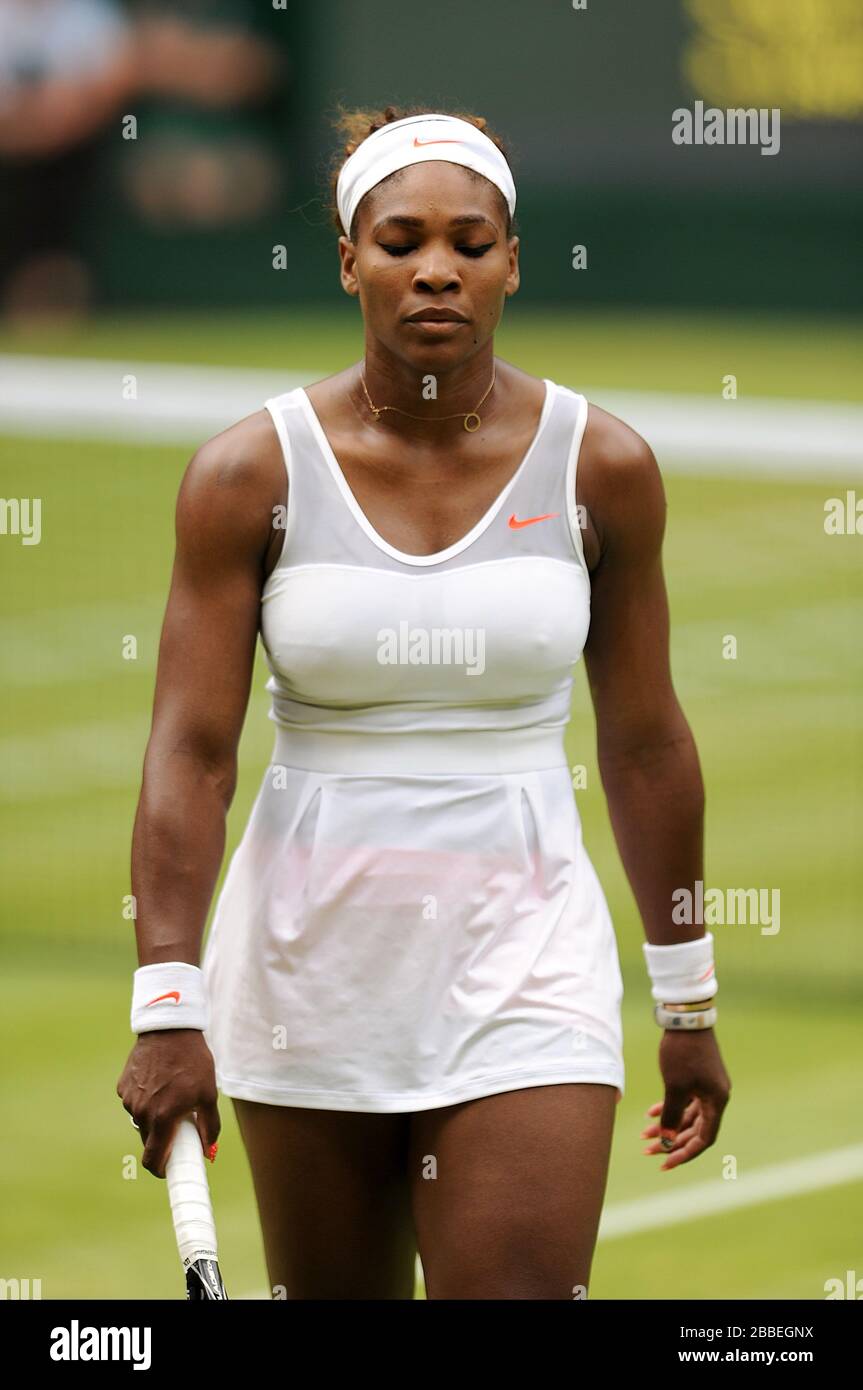 Serena Williams aus den USA während ihres Spiels gegen Sabine Lisicki aus Deutschland am siebten Tag der Wimbledon Meisterschaften im All England Lawn Tennis and Croquet Club, Wimbledon. Stockfoto