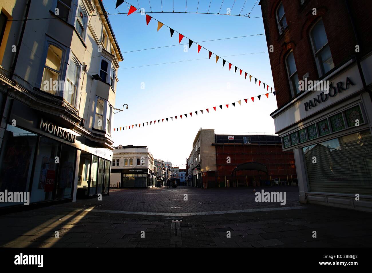 Leeres Stadtzentrum in Worthing während der Sperrung des Coronavirus am 31. März 2020 Stockfoto