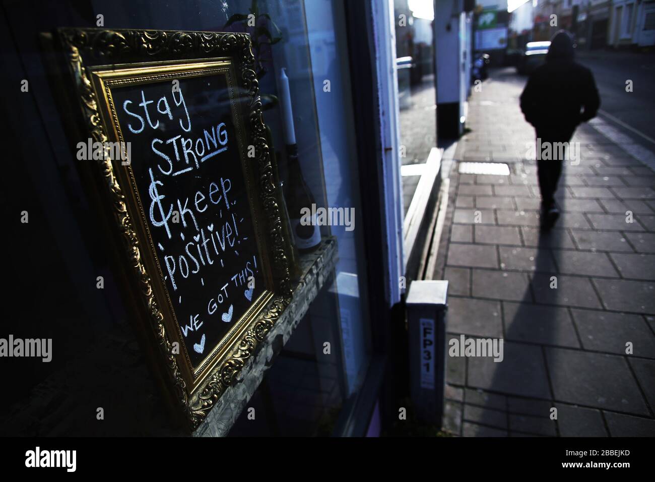 Positives Zitat in einem Schaufenster während der Coronavirus Pandemie Stockfoto
