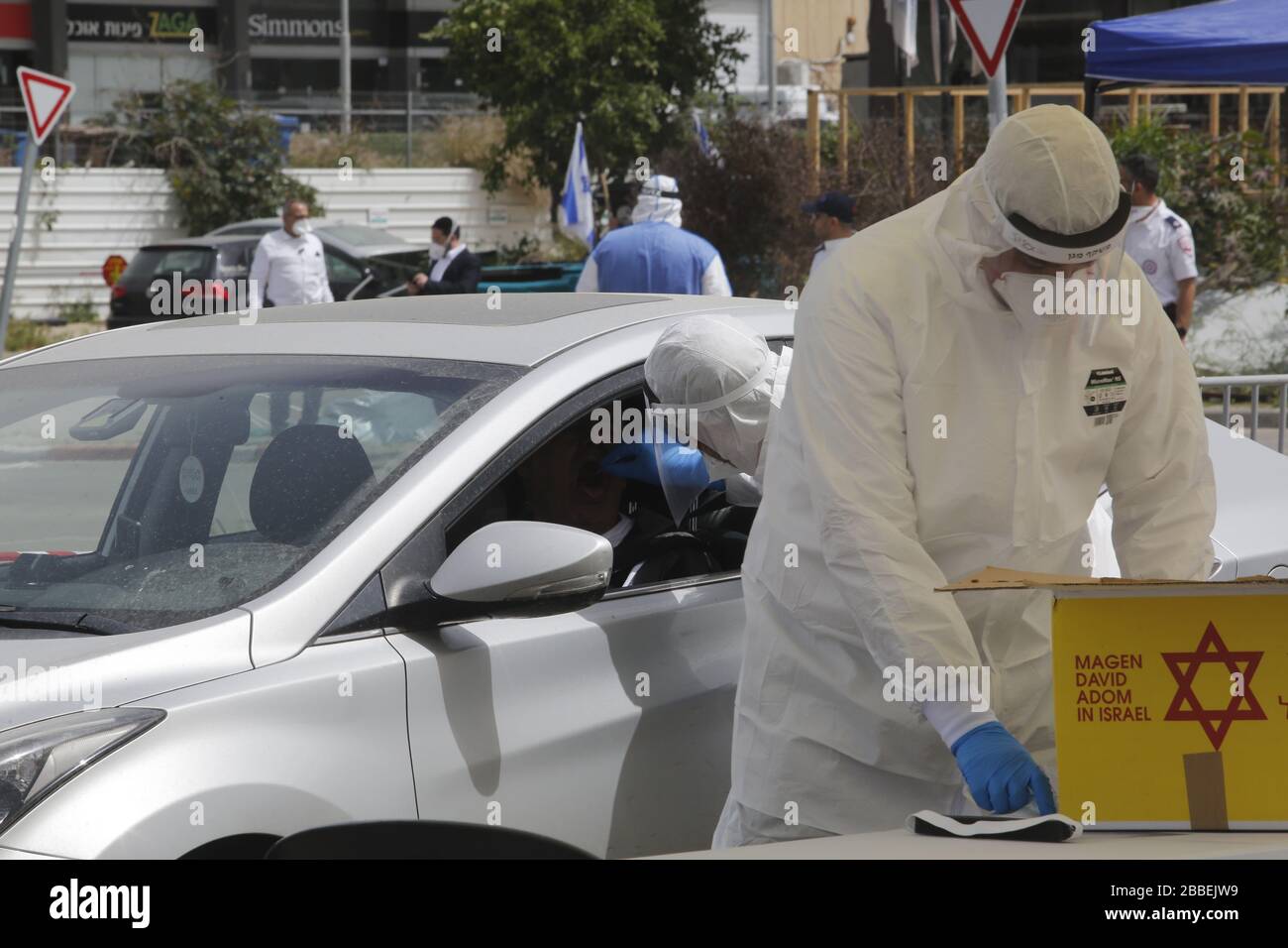 Bnei Brak. März 2020. Medizinisches Personal arbeitet am 31. März 2020 in einem Drive-Through-Komplex für COVID-19-Tests des nationalen Notdienstes der israelischen Magen David Adom in der zentralisraelischen Stadt Bnei Brak. Das israelische Gesundheitsministerium sagte, die Zahl der neuartigen Coronavirus-Fälle in Israel sei auf 4.831 gestiegen. Credit: Gil Cohen Magen/Xinhua/Alamy Live News Stockfoto