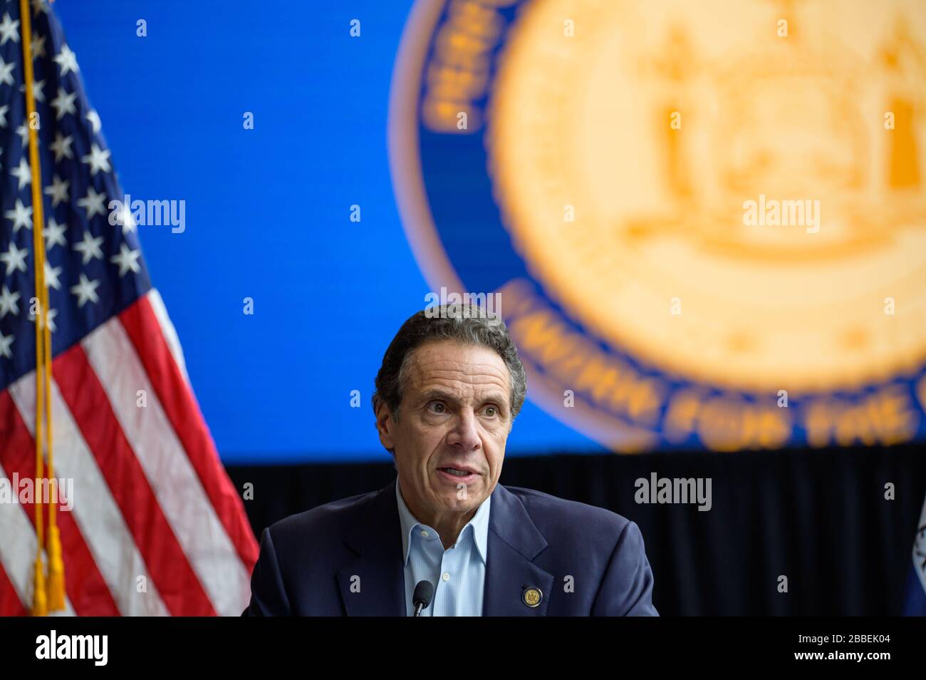 Nach der Ankunft des US-Marine-Hospitalschiffs Comfort in New York City ist der Gouverneur des Bundesstaates New York Andrew Cuomo während einer Pressekonferenz am Standort des Feldkrankenhauses im Javits Center zu sehen. (Foto von Albin Lohr-Jones/Pacific Press) Stockfoto