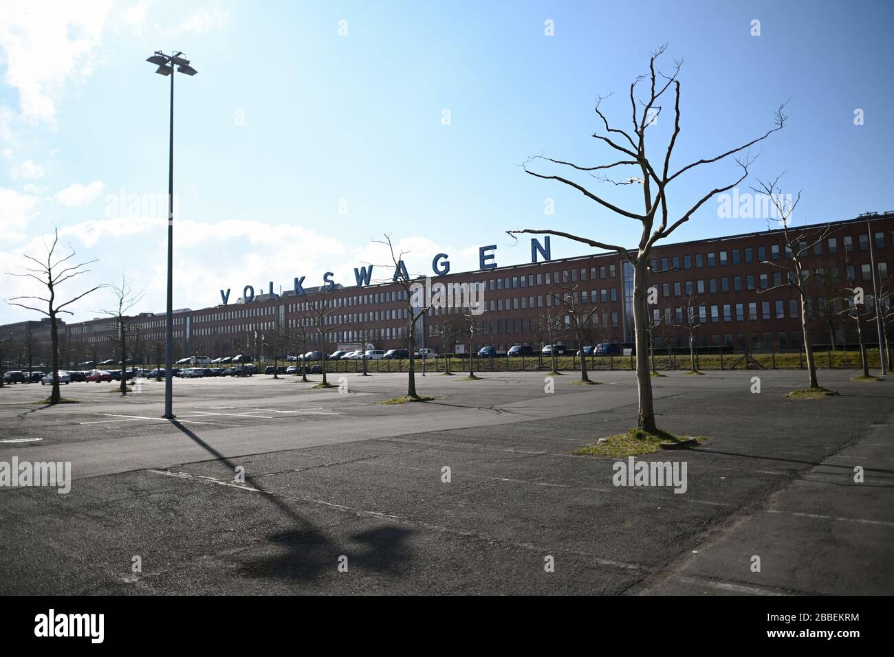 Baunatal, Deutschland. März 2020. Der Parkplatz neben dem Haupttor des VW Kassel in Baunatal steht leer. Auch das Komponentenwerk mit seinen rund 16500 Mitarbeitern hat den Produktionsstopp bis zum 9. April verlängert. Credit: Uwe Zucchi / dpa / Alamy Live News Stockfoto
