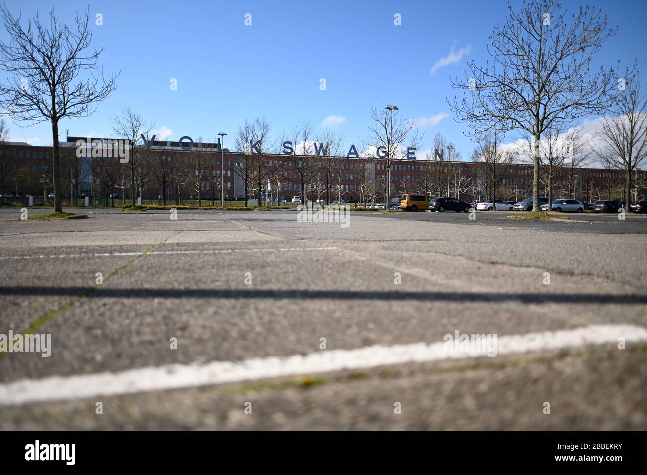 Baunatal, Deutschland. März 2020. Der Parkplatz neben dem Haupttor des VW Kassel in Baunatal steht leer. Auch das Komponentenwerk mit seinen rund 16500 Mitarbeitern hat den Produktionsstopp bis zum 9. April verlängert. Credit: Uwe Zucchi / dpa / Alamy Live News Stockfoto