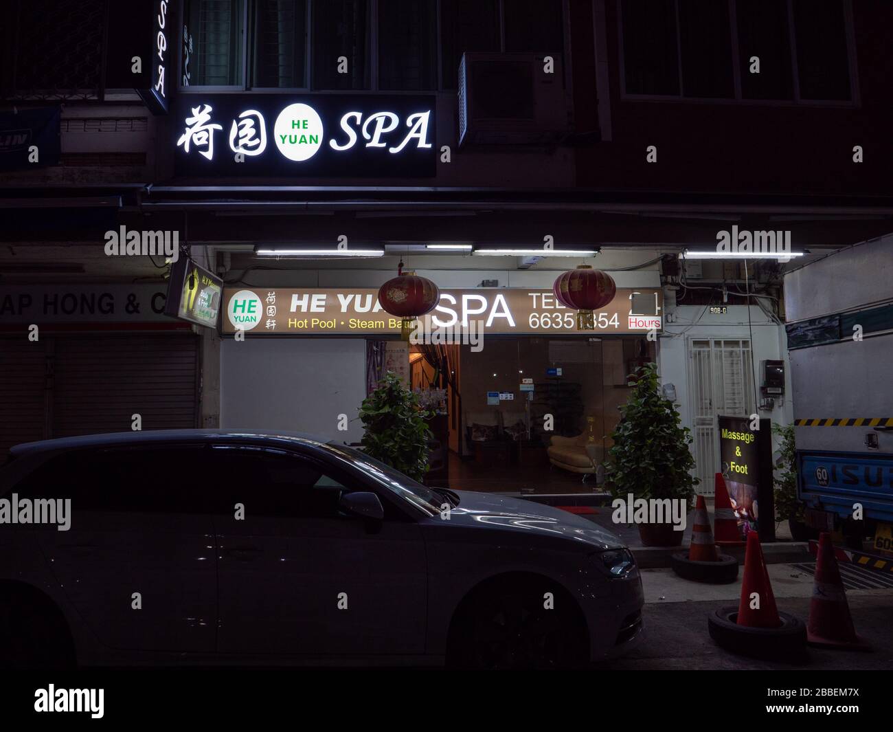 SINGAPUR - 25. FEBRUAR 2020 - Neon Beschilderung eines 24-Stunden-Massagebereichs/Massagesalon entlang der Upper Thompson Road. Die chinesischen Worte lauten "HE Yuan Spa". Stockfoto