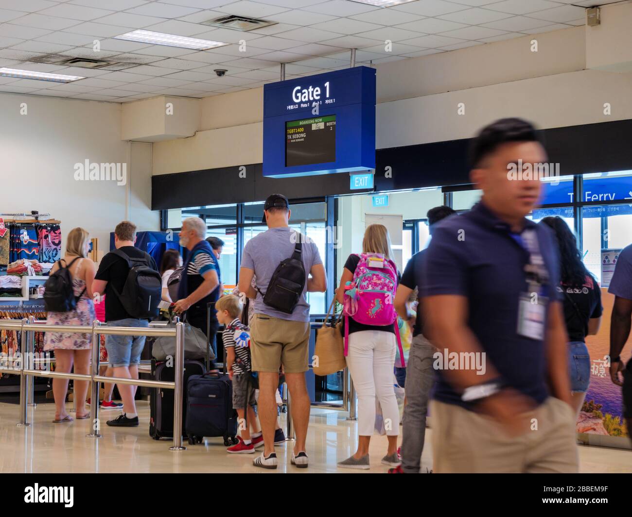 SINGAPUR - 6. März 2020 - Reisende warten bis an Bord des Fährschiffs vom Tanah Merah Fährterminal in Singapur zum Bandar Bentan Telani Terminal in Stockfoto