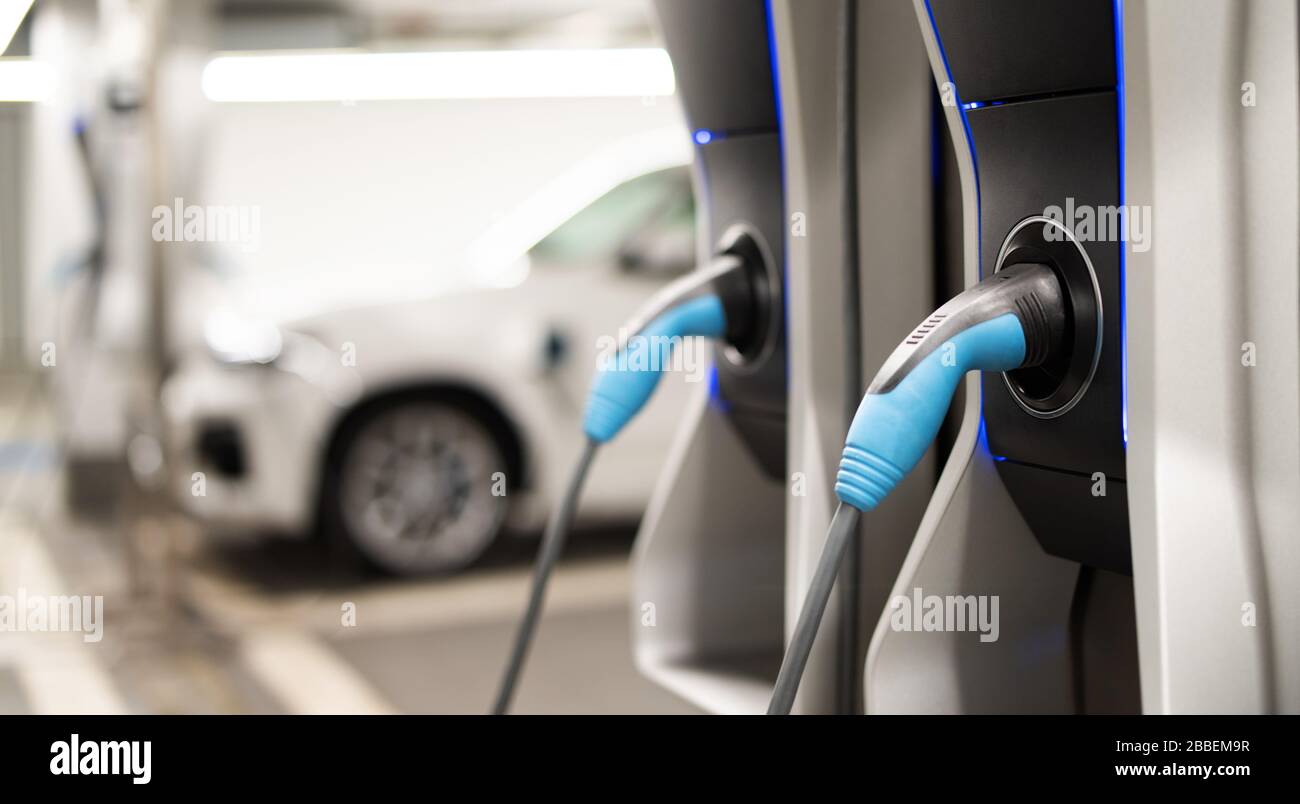 Elektroautos an einer Ladestation in einer Tiefgarage Stockfoto