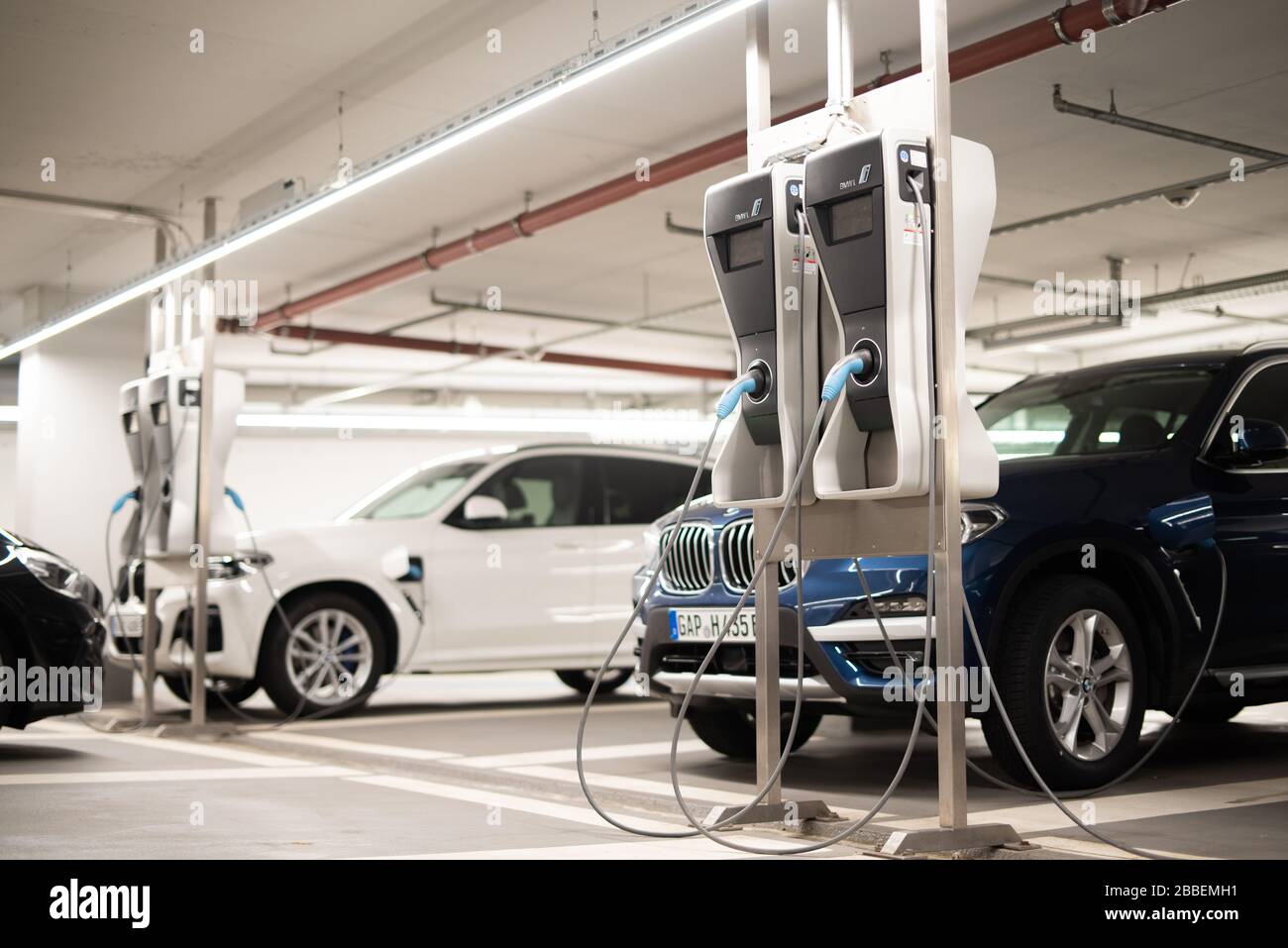 Elektroautos an einer Ladestation in einer Tiefgarage Stockfoto