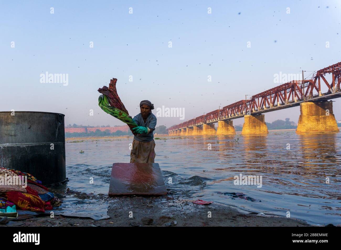 Wäschereinigung am Ufer des Flusses Yamuna in Agra, Indien Stockfoto