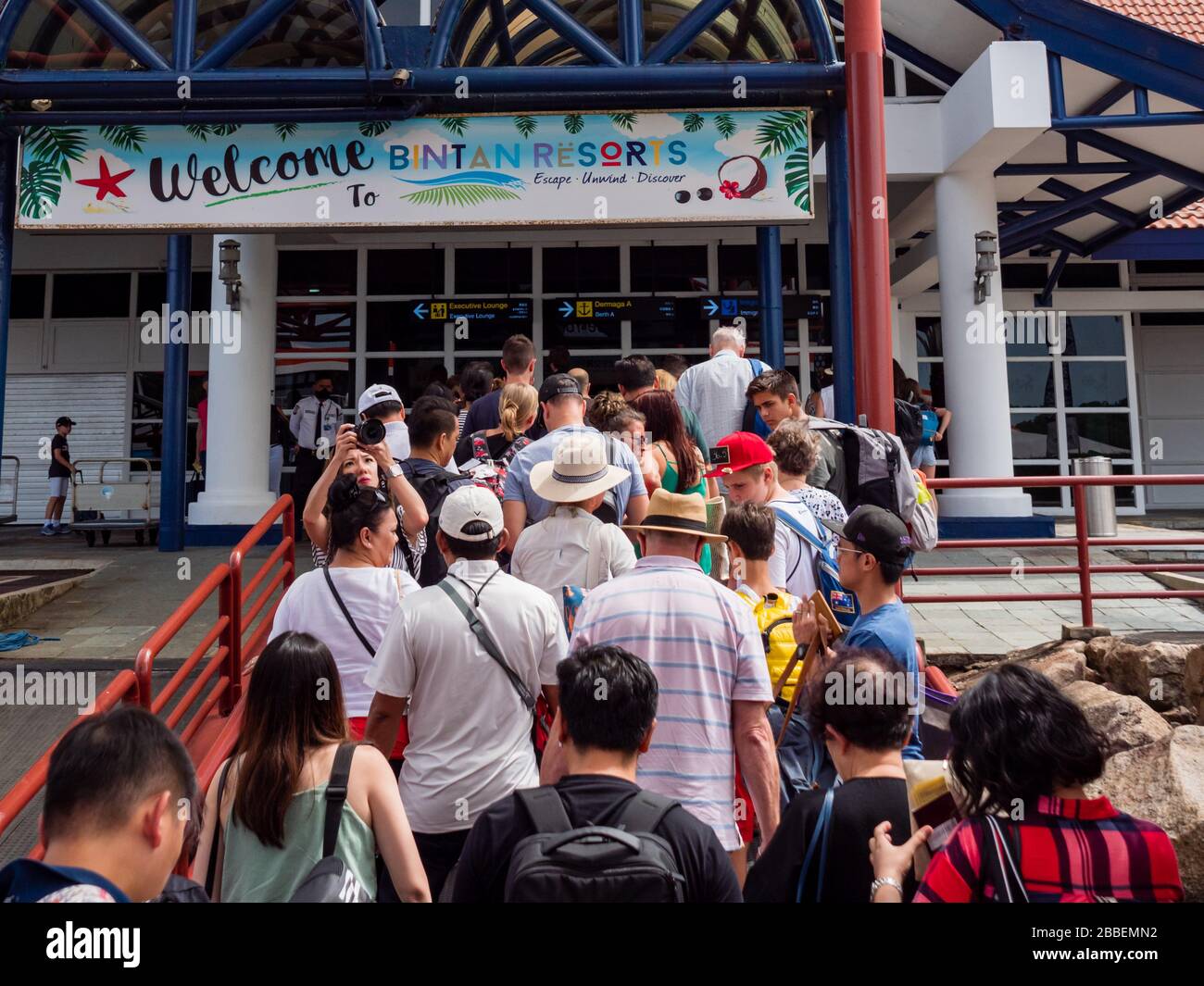 INDONESIEN - 6. März 2020 - EINE Menge Touristen steigen mit einem Fährschiff von Singapur nach Bintan Island aus und fahren in Richtung Bandar Bentan Telani Ferry te Stockfoto