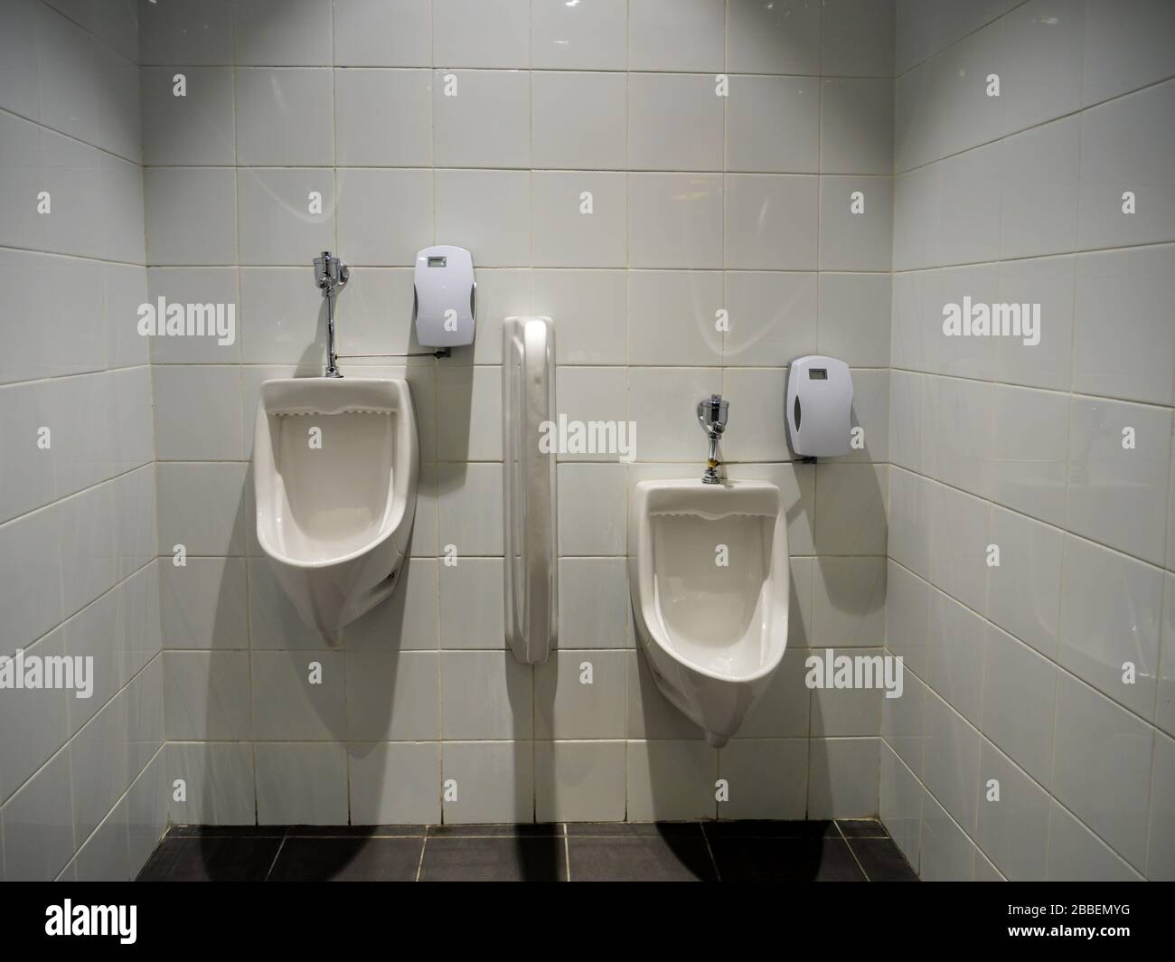 Blick auf weiße Porzellanurinale in einer sauberen öffentlichen toilette für Männer Stockfoto