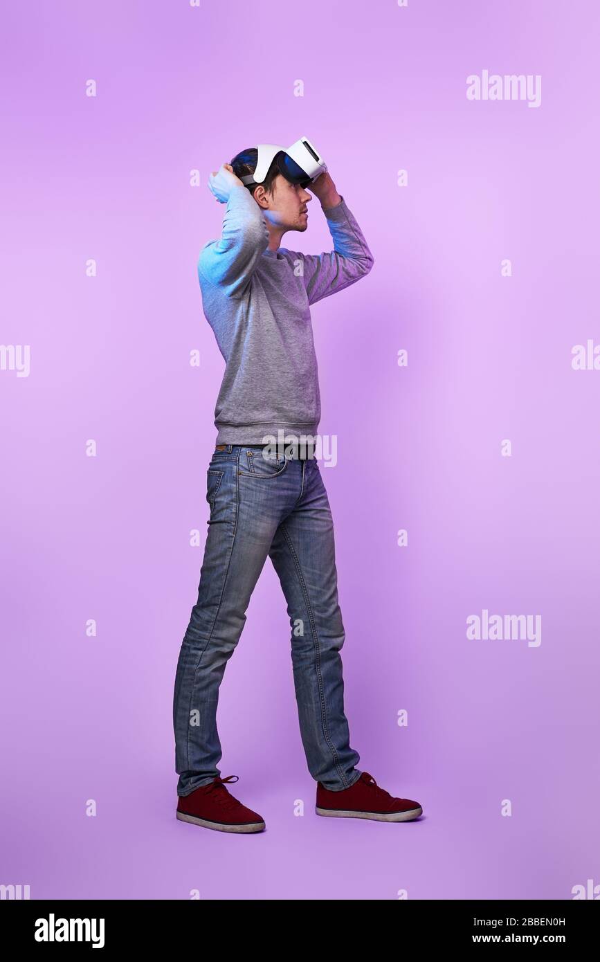 Mann mit Headset für virtuelle Realität. Konzept der virtuellen Realität, Spiele, Unterhaltung und Kommunikation. Stockfoto