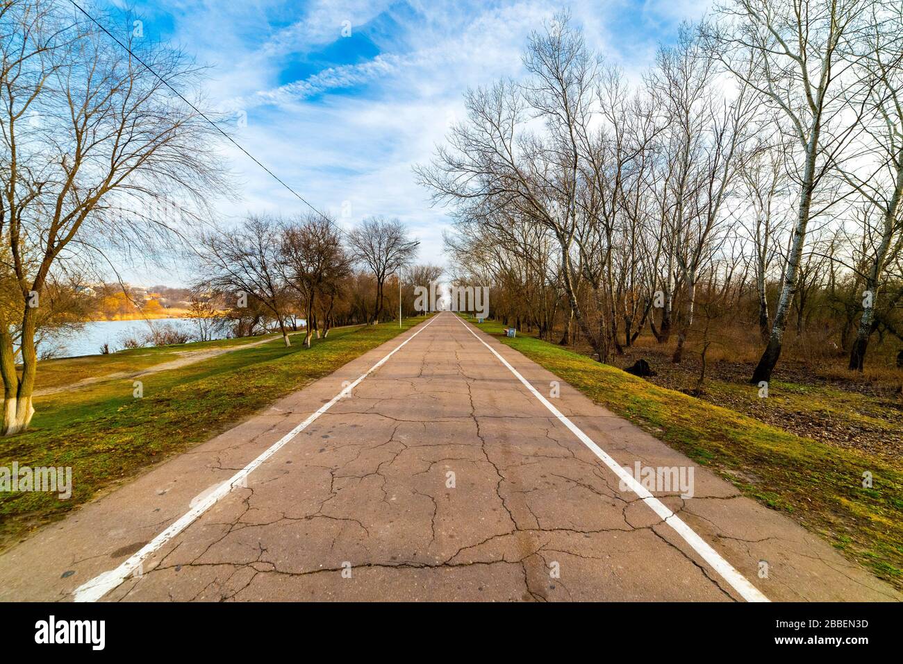 Weg oder Straße entlang des Flussufers. Stockfoto