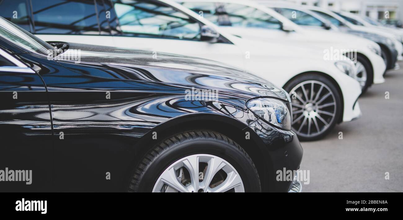 Autos in Folge bei einem Autohändler, Neuwagen und Gebrauchtwagen Stockfoto