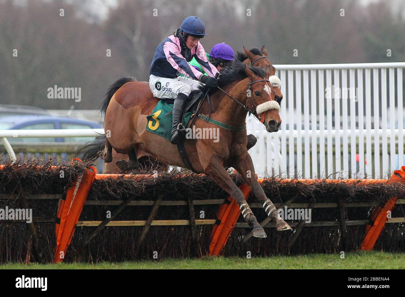 Rennsieger Flaming Arrow von Brian Toomey im Springreiten in der Colkirk Conditional Jockeys Maiden Hürde Stockfoto