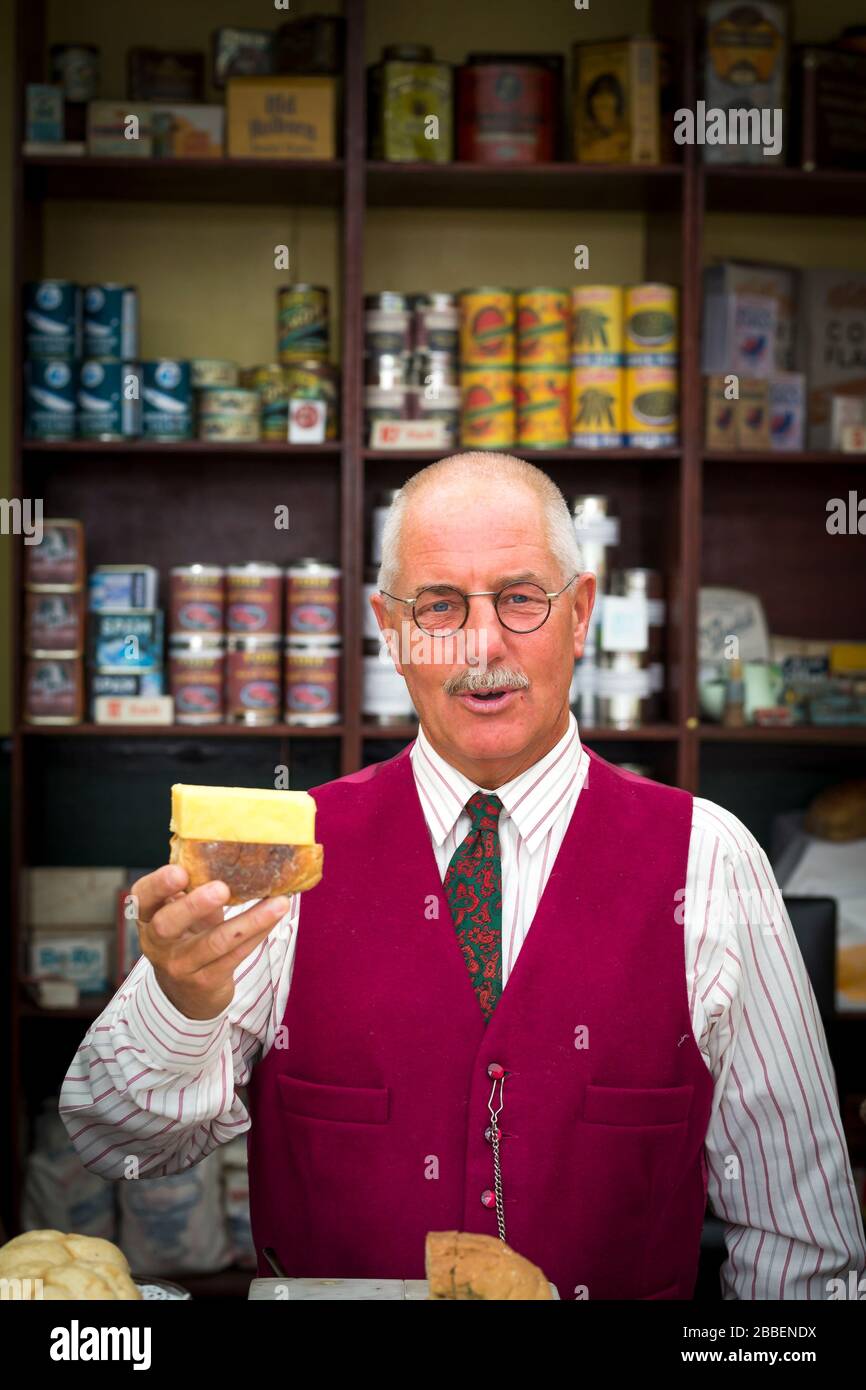 Vintage Grocer isoliert in Wartime Lebensmittelgeschäft, 40er Jahre WWII Sommerveranstaltung, Severn Valley Railway UK. WW2-Rationierung der Lebensmittelversorgung: In diesem zusammen. Stockfoto