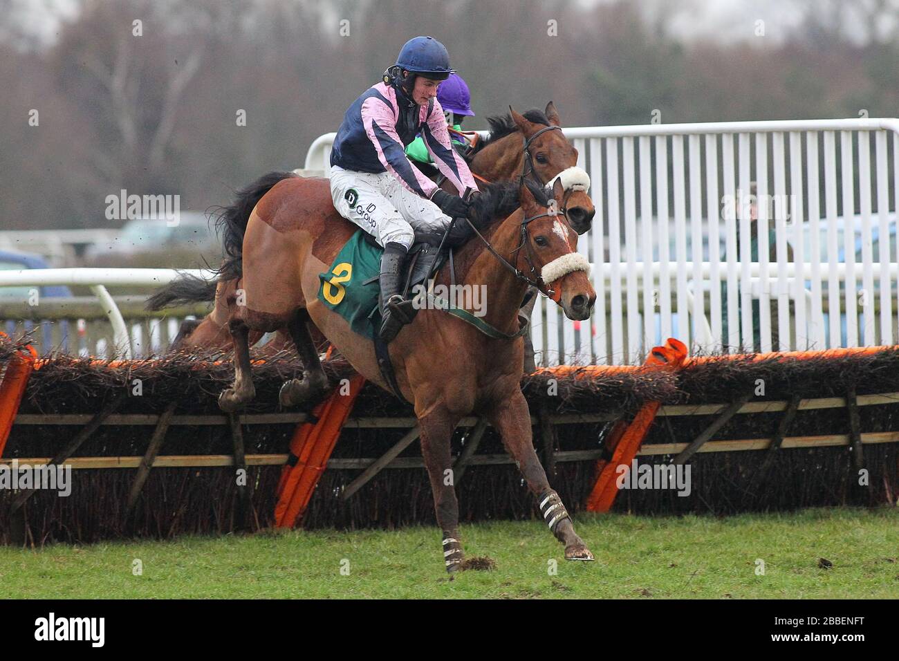 Rennsieger Flaming Arrow von Brian Toomey im Springreiten in der Colkirk Conditional Jockeys Maiden Hürde Stockfoto