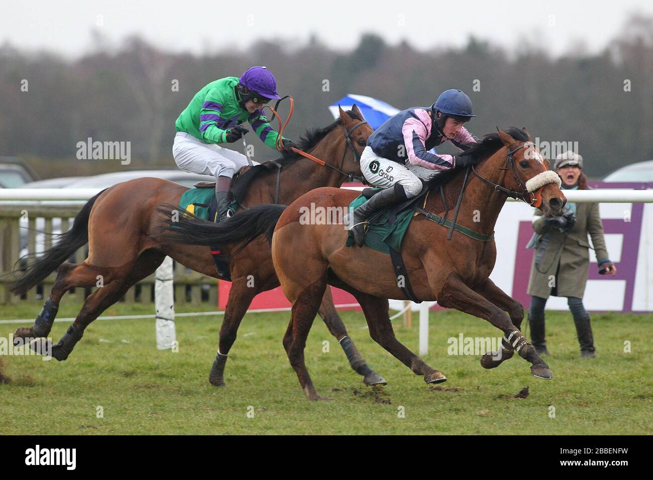 Rennsieger Flaming Arrow von Brian Toomey vor der Formulierung, die Tony Kelly in der Colkirk Conditional Jockeys Maiden Hürde geritten hat Stockfoto