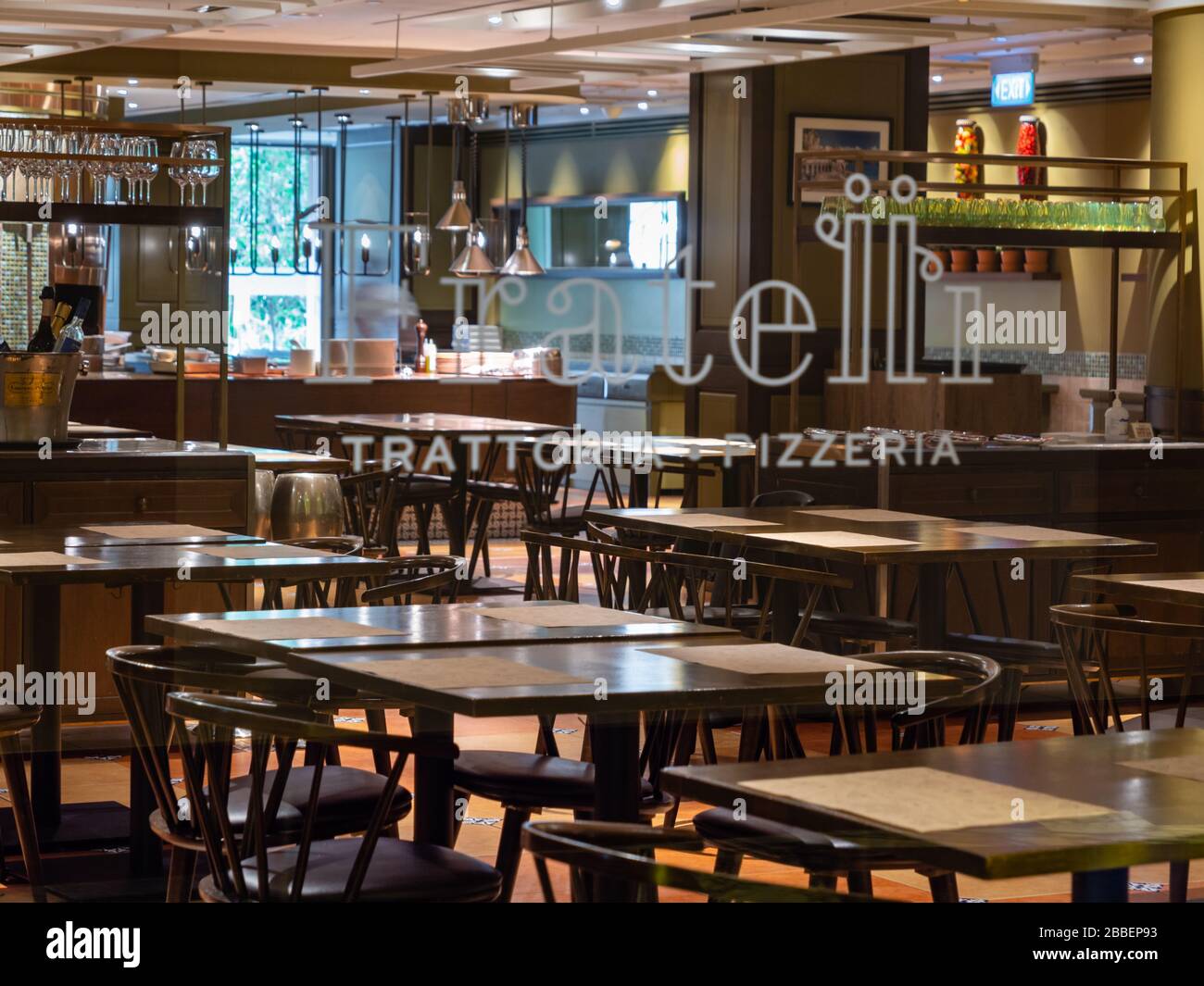 SINGAPUR - 12. März 2020 - ein leeres geschlossenes italienisches Restaurant, Trattoria Pizzeria, im Resort World Sentosa. Restaurants haben aufgrund der Kovid 19 gelitten Stockfoto