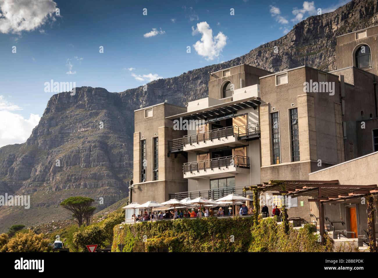 Südafrika, Kapstadt, Tafelberg Road, Luftseilbahn Table Mountain, Besucher der unteren Art-Deco-Station Stockfoto