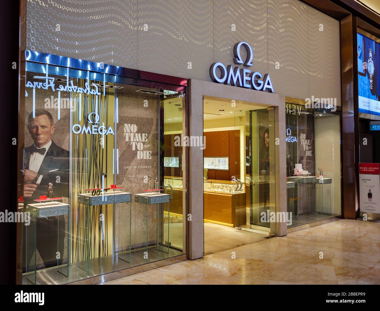 SINGAPUR - 12. März 2020 - ein leeres Omega Luxus-Uhr-Einzelhandelsgeschäft ohne Kunden in einem Einkaufszentrum in Singapur, Südost-Asien Stockfoto