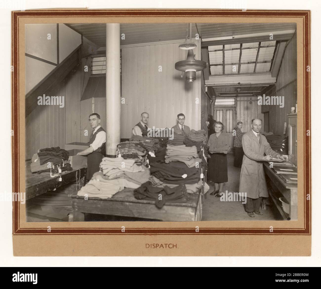 Originalfoto des frühen 20. Jahrhunderts von Männern bei der Arbeit im Versandraum einer Fabrik, Bekleidungsfirma, ca. 1930er Jahre 1940er Jahre, wahrscheinlich Norwich, England, GROSSBRITANNIEN Stockfoto